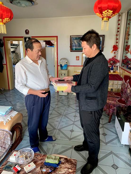 说明: E:\02党建\01主题教育活动\新闻\10.23宝音和奚钢成送学上门.jpg
