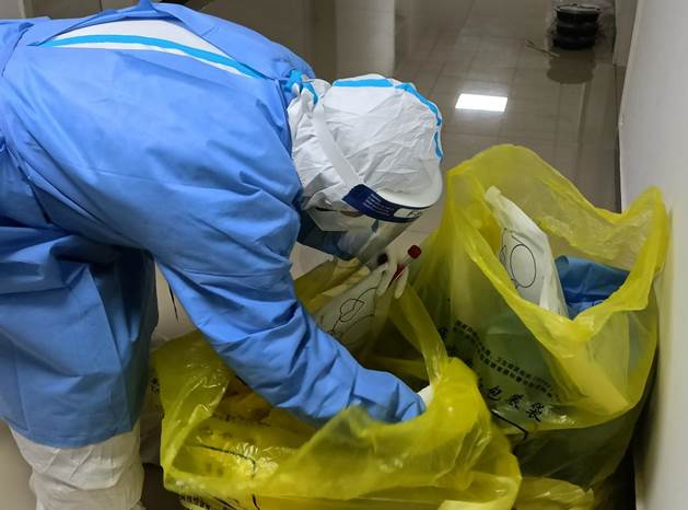 防疫人员正在整理防疫物资